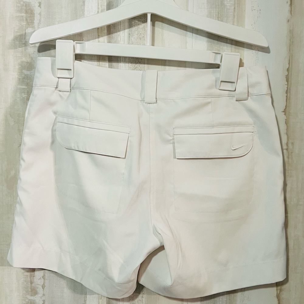 Nike - White golf shorts